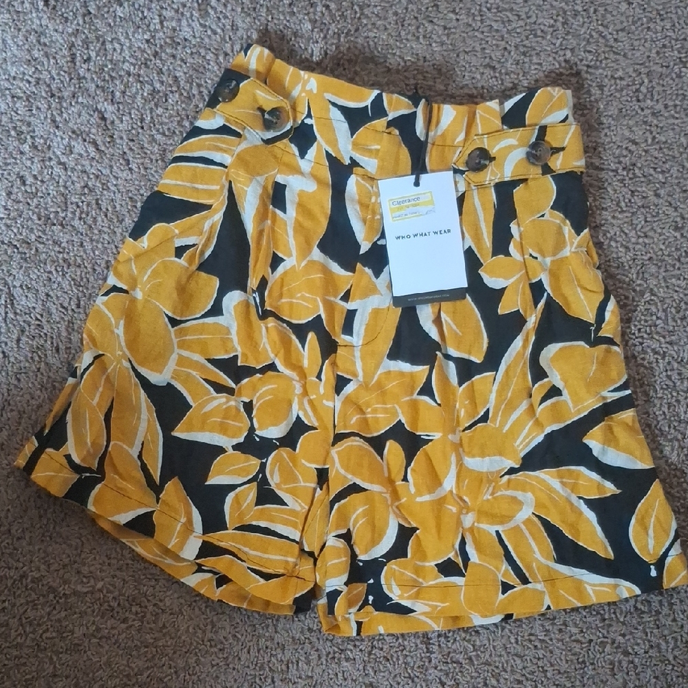 Who What Wear Mustard and Black Leaf Print Shorts